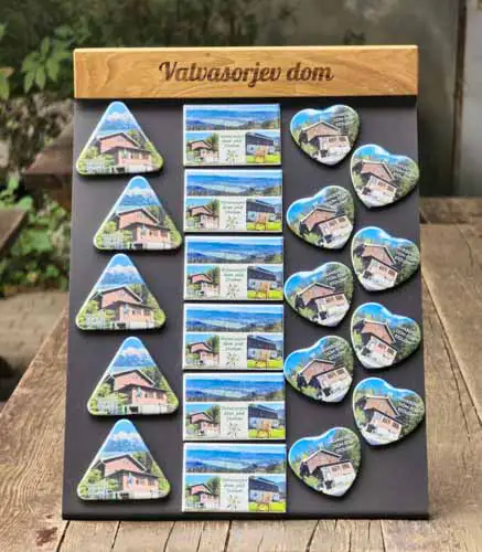 "Personalizirani turistični in promocijski spominki - unikatni izdelki za promocijo in obujanje spominov na destinacije."